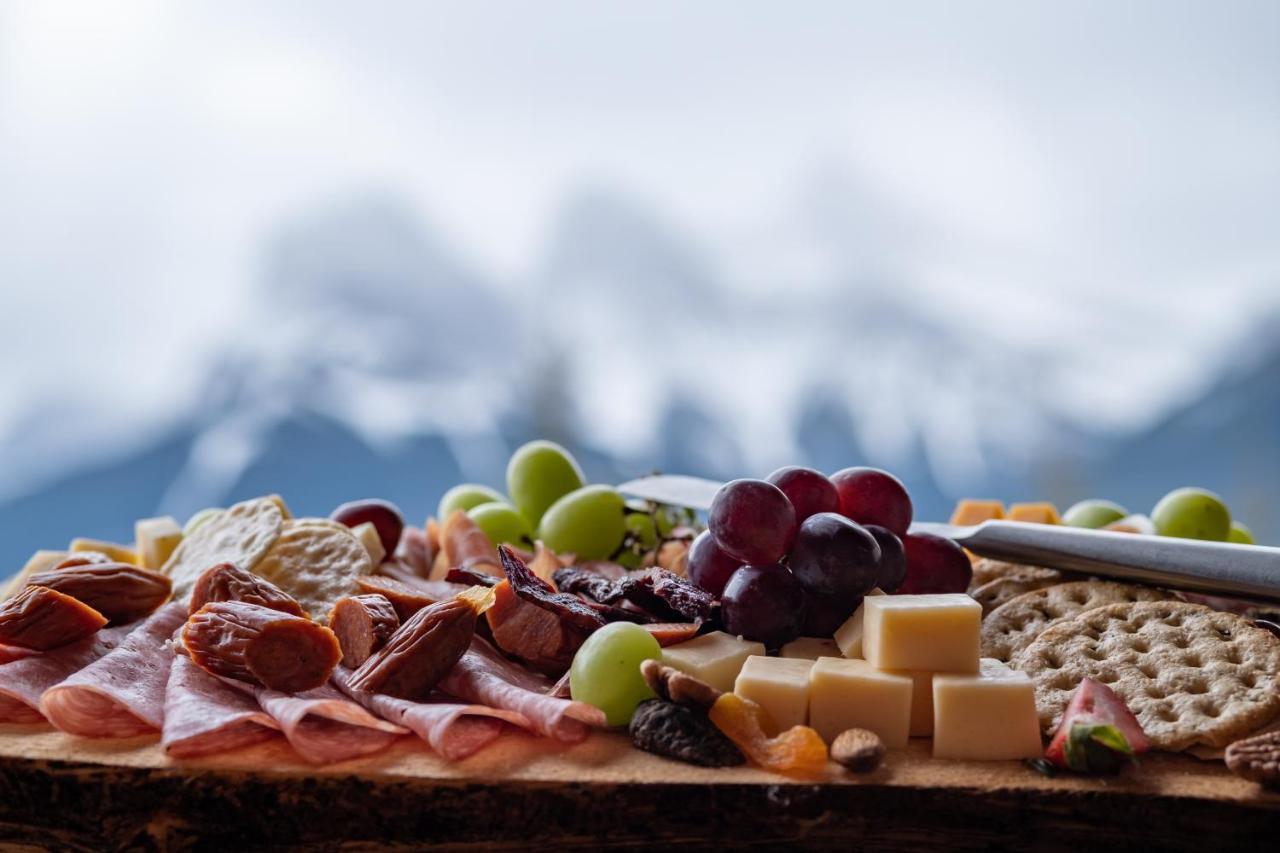 A Bear And Bison Country Inn Canmore Dış mekan fotoğraf