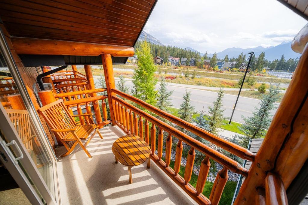 A Bear And Bison Country Inn Canmore Dış mekan fotoğraf