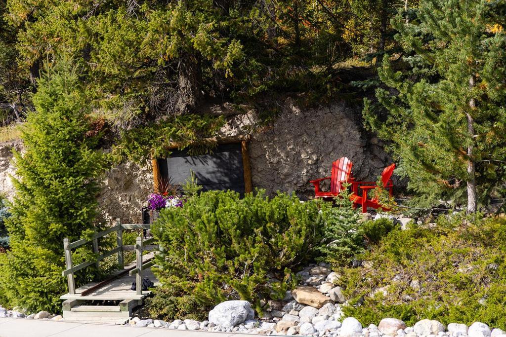 A Bear And Bison Country Inn Canmore Dış mekan fotoğraf