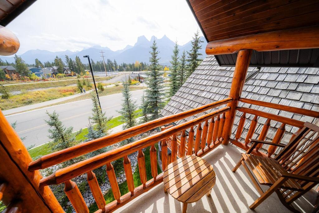 A Bear And Bison Country Inn Canmore Dış mekan fotoğraf