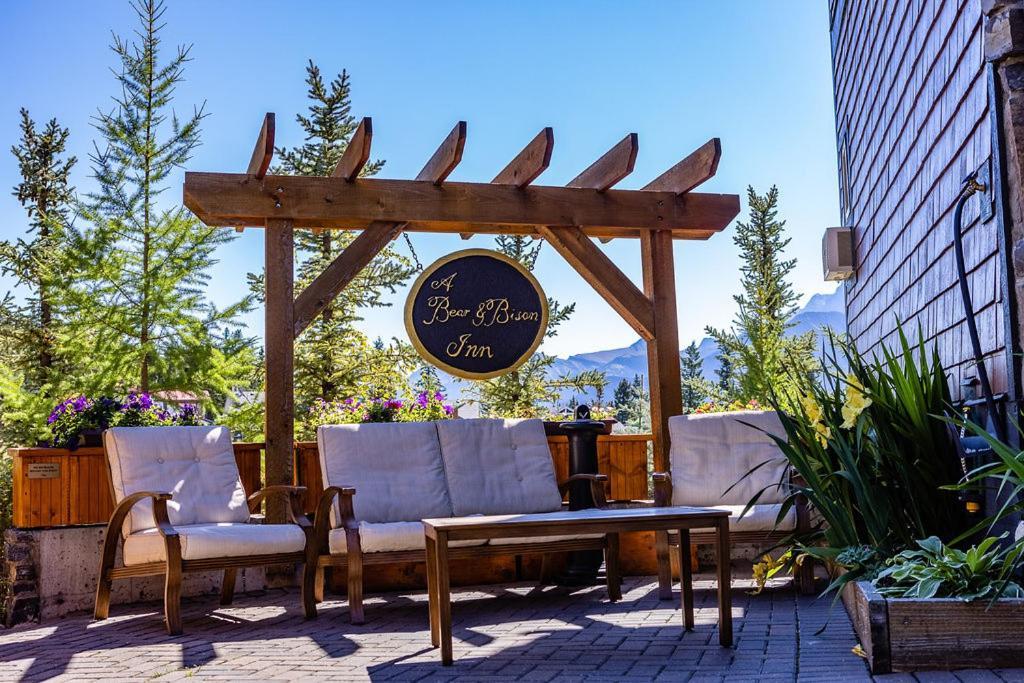 A Bear And Bison Country Inn Canmore Dış mekan fotoğraf