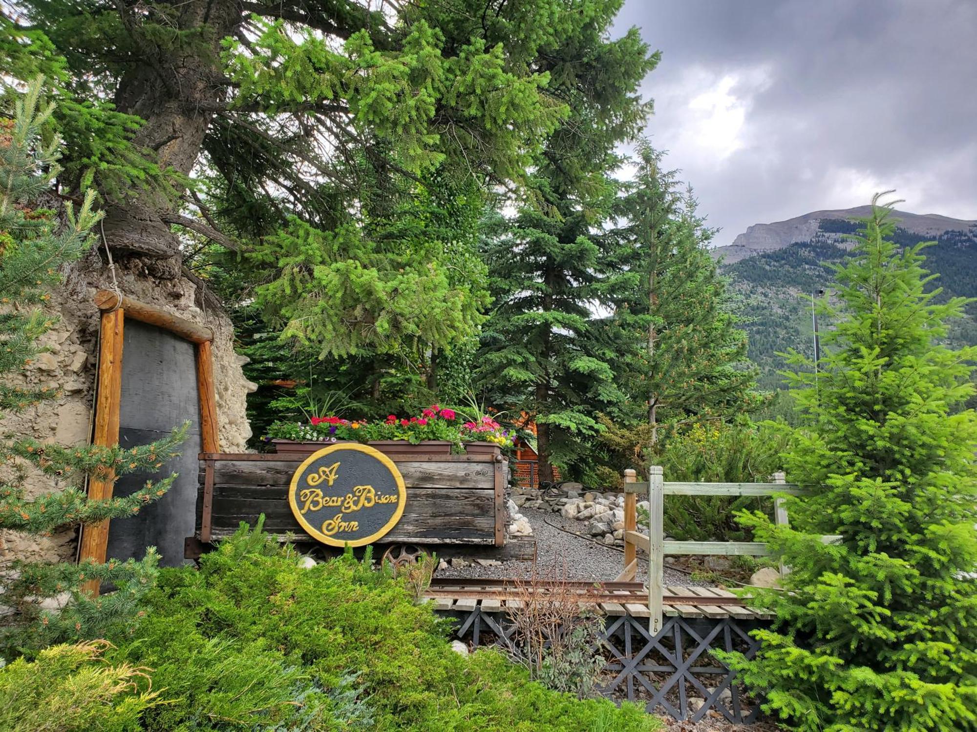 A Bear And Bison Country Inn Canmore Dış mekan fotoğraf