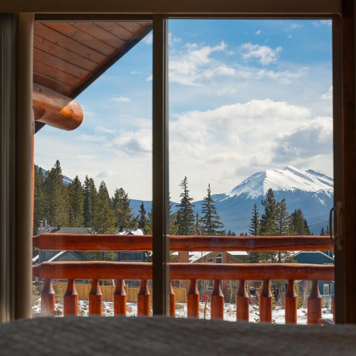 A Bear And Bison Country Inn Canmore Dış mekan fotoğraf