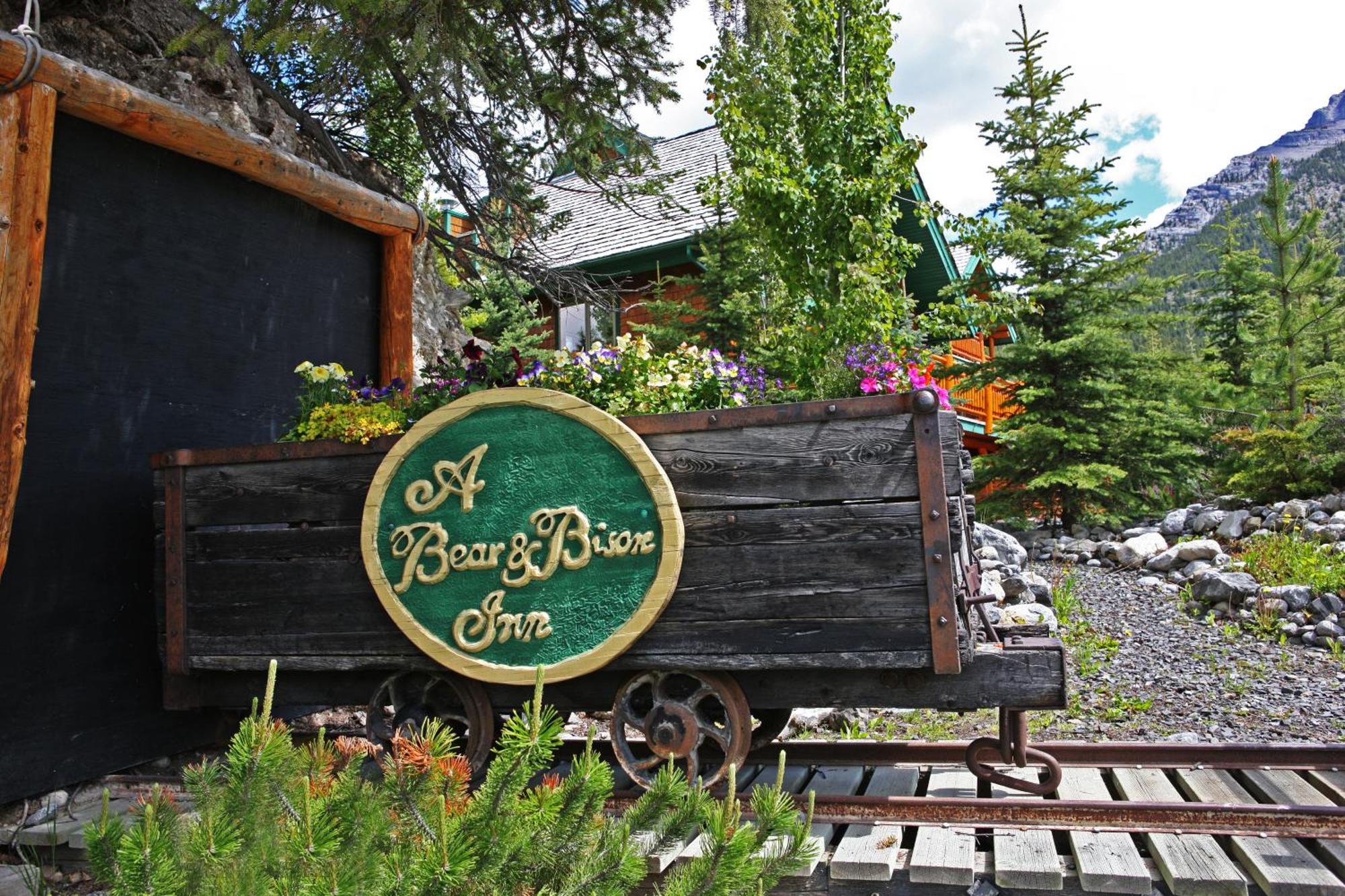 A Bear And Bison Country Inn Canmore Dış mekan fotoğraf